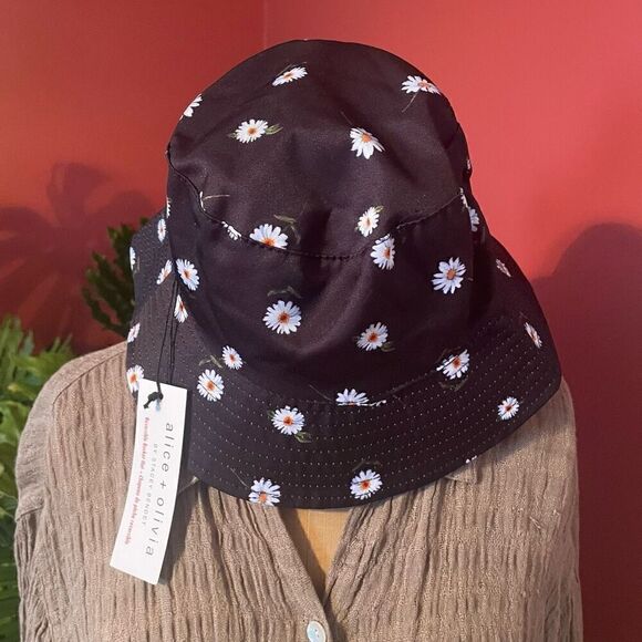 ALICE & OLIVIA | by stacey bendet | reversible bucket hat daisies NWT - Picture 7 of 10